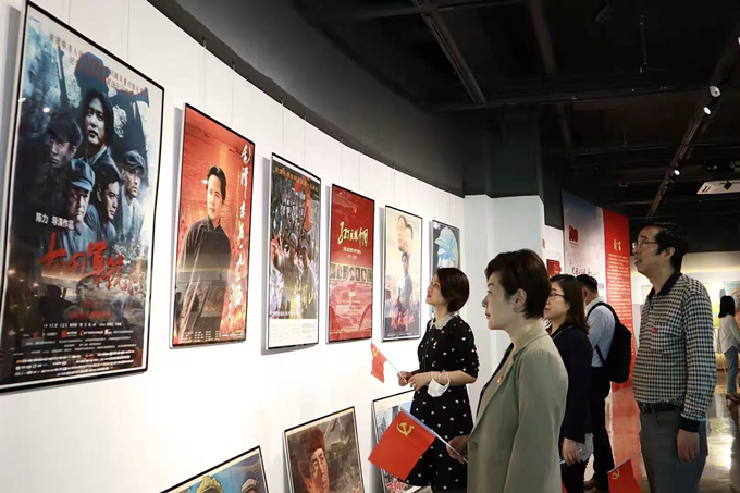 看海报、学党史，健康产业星空平台(中国)党总支组织参观“红色电影海报展”1_副本.jpg