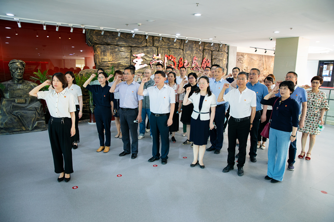 星空平台集团纪委组织赴王荷波纪念馆开展党风廉政教育2_副本.jpg